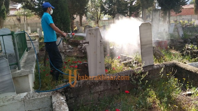 Akhisar Mezarlıklarında Bayram Hazırlığı