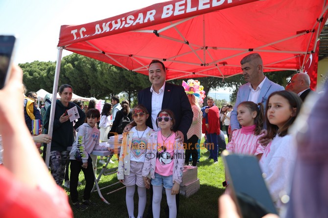 Akhisar Belediyesi Çocuk Şenliğine Yoğun İlgi