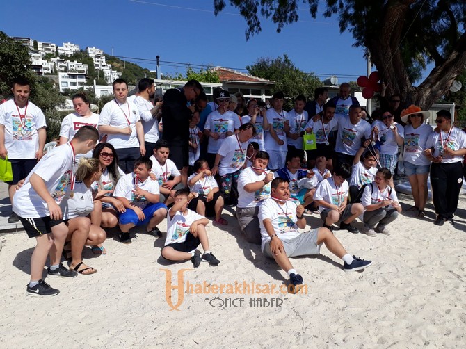Akhisarlı özel çocuklar 1. Uluslararası Down Plaj Futbol Festivaline katıldı