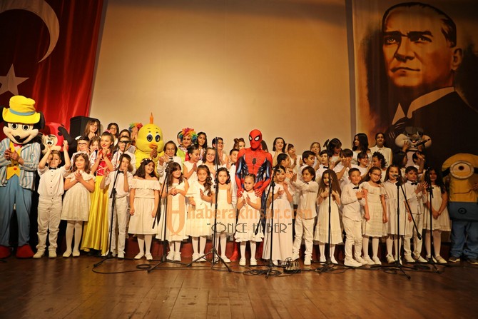 Akhisar Belediyesi Çocuk Korosundan Unutulmaz 23 Nisan Konseri