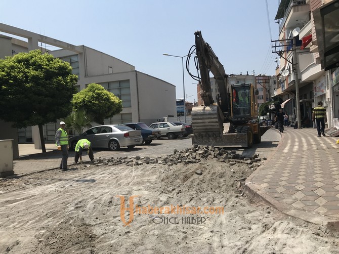 Akhisar Belediyesi Fen İşleri yol çalışmaları aralıksız sürüyor