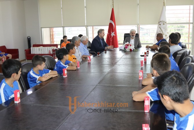 Akhisar Yıldırımspor, şampiyonluk maçı öncesi Belediye Başkanı Salih Hızlı’nın konuğu oldu