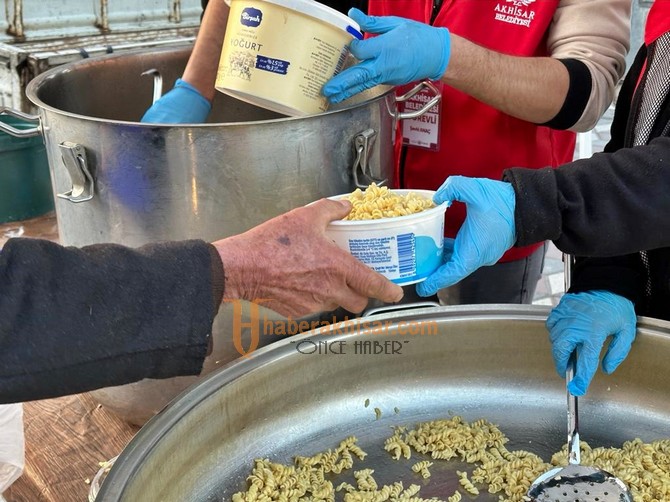 Akhisar Belediyesi, İftar İçin 8 Noktada Sıcak Yemek Dağıtıyor