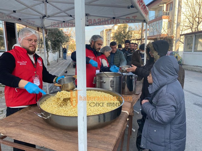 Akhisar Belediyesi, İftar İçin 8 Noktada Sıcak Yemek Dağıtıyor