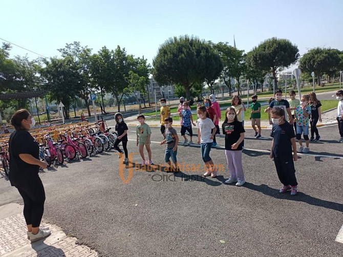 Bisiklet Trafik Eğitim Parkı’nda Hem Öğreniyor Hem Eğleniyorlar