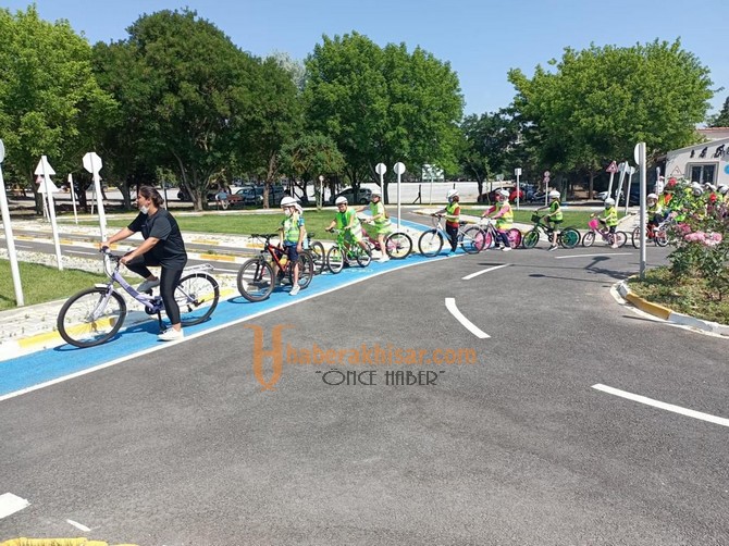 Bisiklet Trafik Eğitim Parkı’nda Hem Öğreniyor Hem Eğleniyorlar