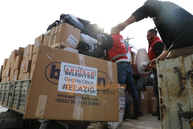 Akhisar Belediyesi’nin Yardım Araçları Yola Çıktı