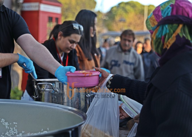 Akhisar Belediyesinden 3200 Kişilik İftar Yemeği