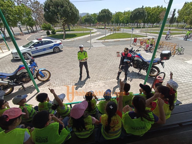 Öğrencilere Jandarma Ve Polisten Uygulamalı Trafik Eğitimi