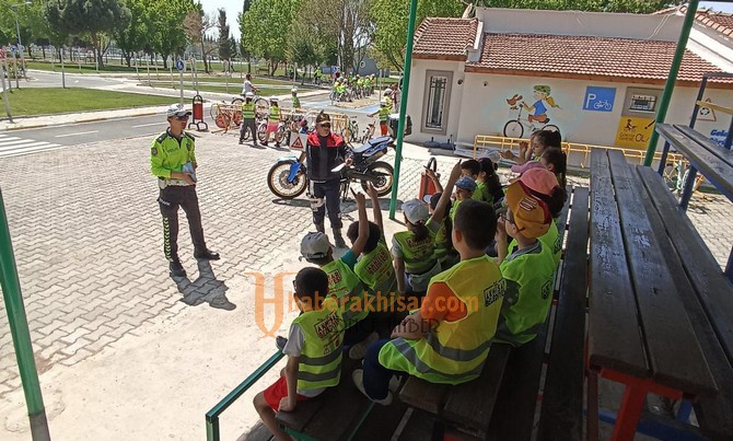 Öğrencilere Jandarma Ve Polisten Uygulamalı Trafik Eğitimi