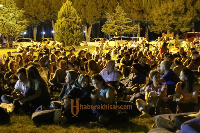 Akhisarlılardan açık havadaki konserlerine büyük ilgi