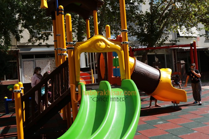 Akhisar Belediyesi’nden Çocuklara 7 Yeni Oyun Parkı