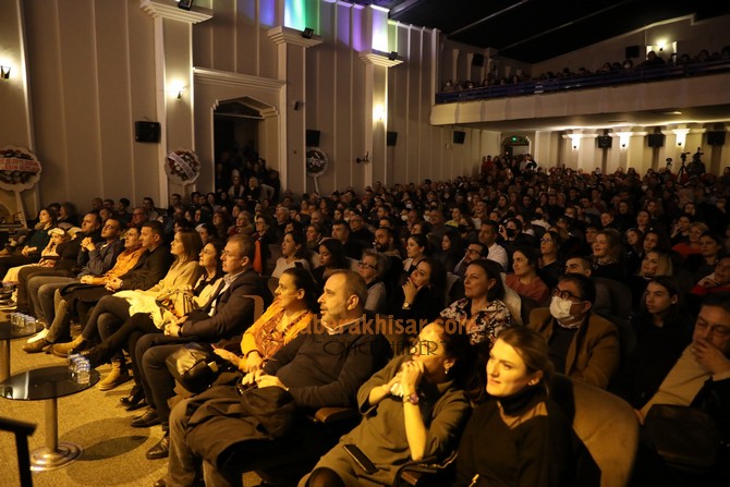 Akhisar Belediyesi Popüler Müzik Korosu İlk Konserini Verdi