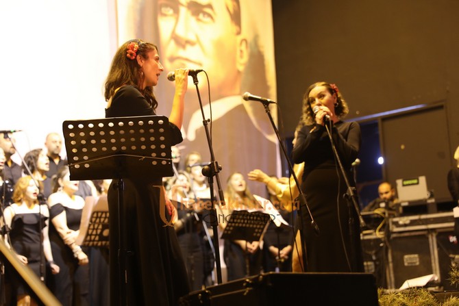 Akhisar Belediyesi Popüler Müzik Korosu İlk Konserini Verdi
