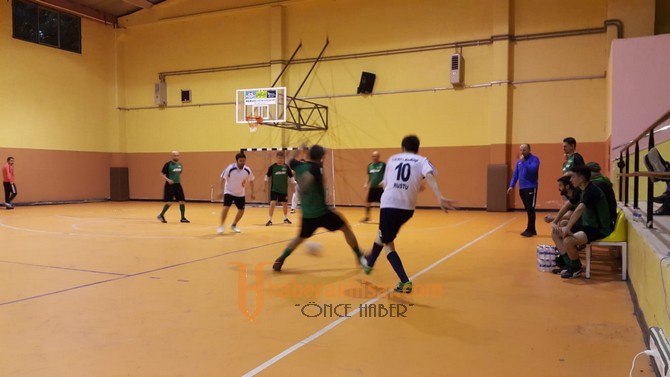 Hüseyin Çeçen ve Armağan Özeş Futsal turnuvası çekişmeli geçiyor