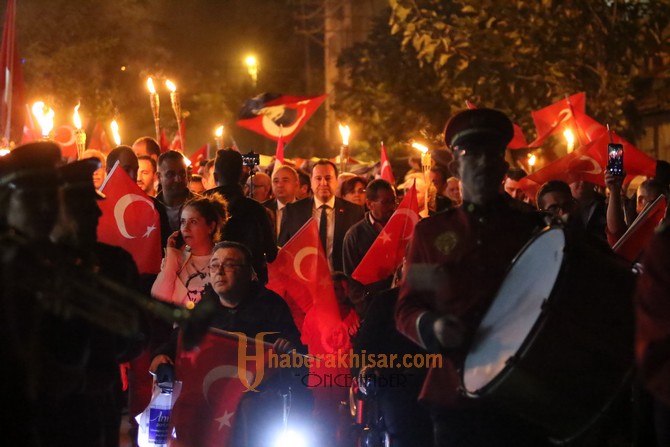 Akhisar’da dev bayrakla dev yürüyüş