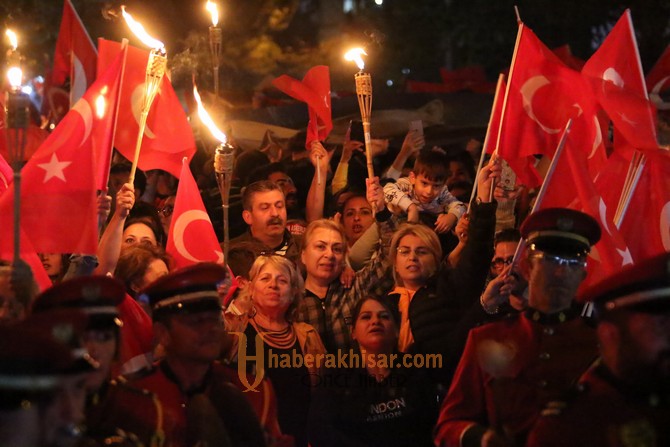 Akhisar’da dev bayrakla dev yürüyüş