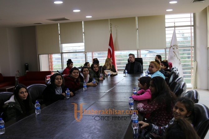 Kuaförlük kursiyerlerinden Akhisar Belediyesine teşekkür