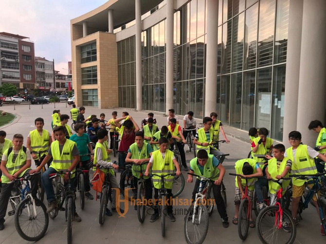 Perşembe Akşamı Bisikletçileri Akhisar sokaklarında