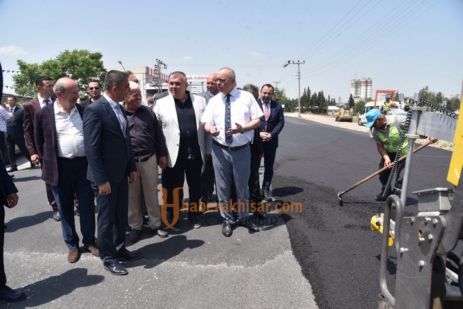 Başkan Ergün, Akhisar’da Asfalt Çalışmasını İnceledi