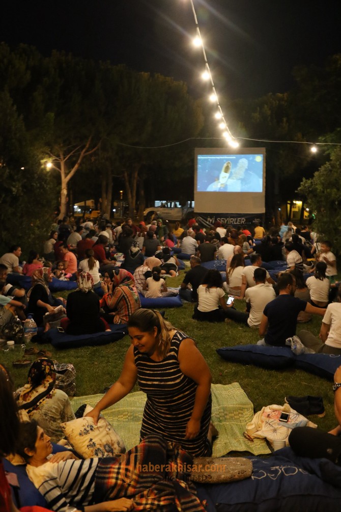 Akhisarlılar açık hava sinema günlerini çok sevdi