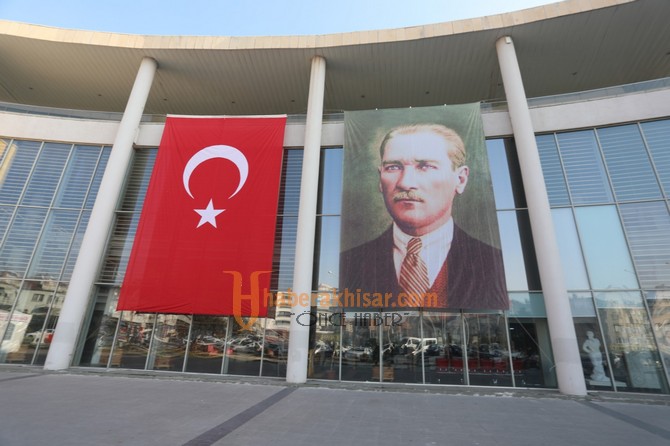 Türk Bayrağı’nı Yırtan Yunan Vekile Akhisar’dan Tepki