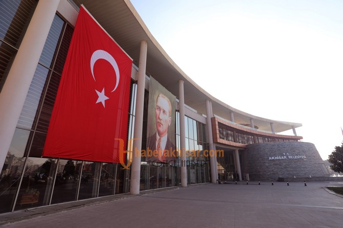 Türk Bayrağı’nı Yırtan Yunan Vekile Akhisar’dan Tepki