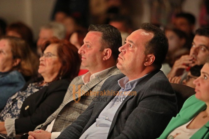 Akhisar Belediyesi’nin ‘Son Zeybek’ Oyunu Ayakta Alkışlandı