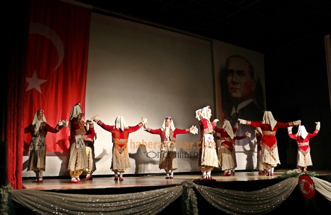Akhisar Belediyesi’nin ‘Son Zeybek’ Oyunu Ayakta Alkışlandı