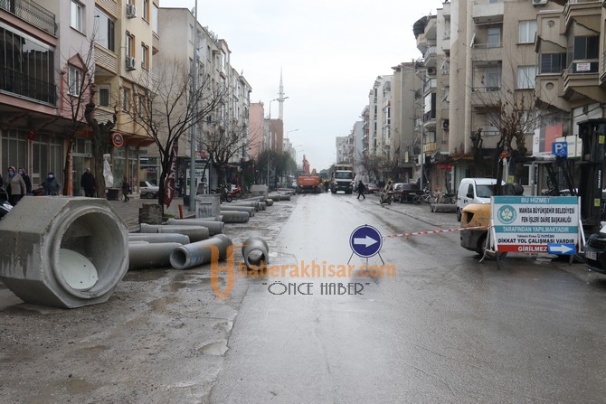 Akhisar’ın Prestij Caddelerinde Hummalı Çalışma